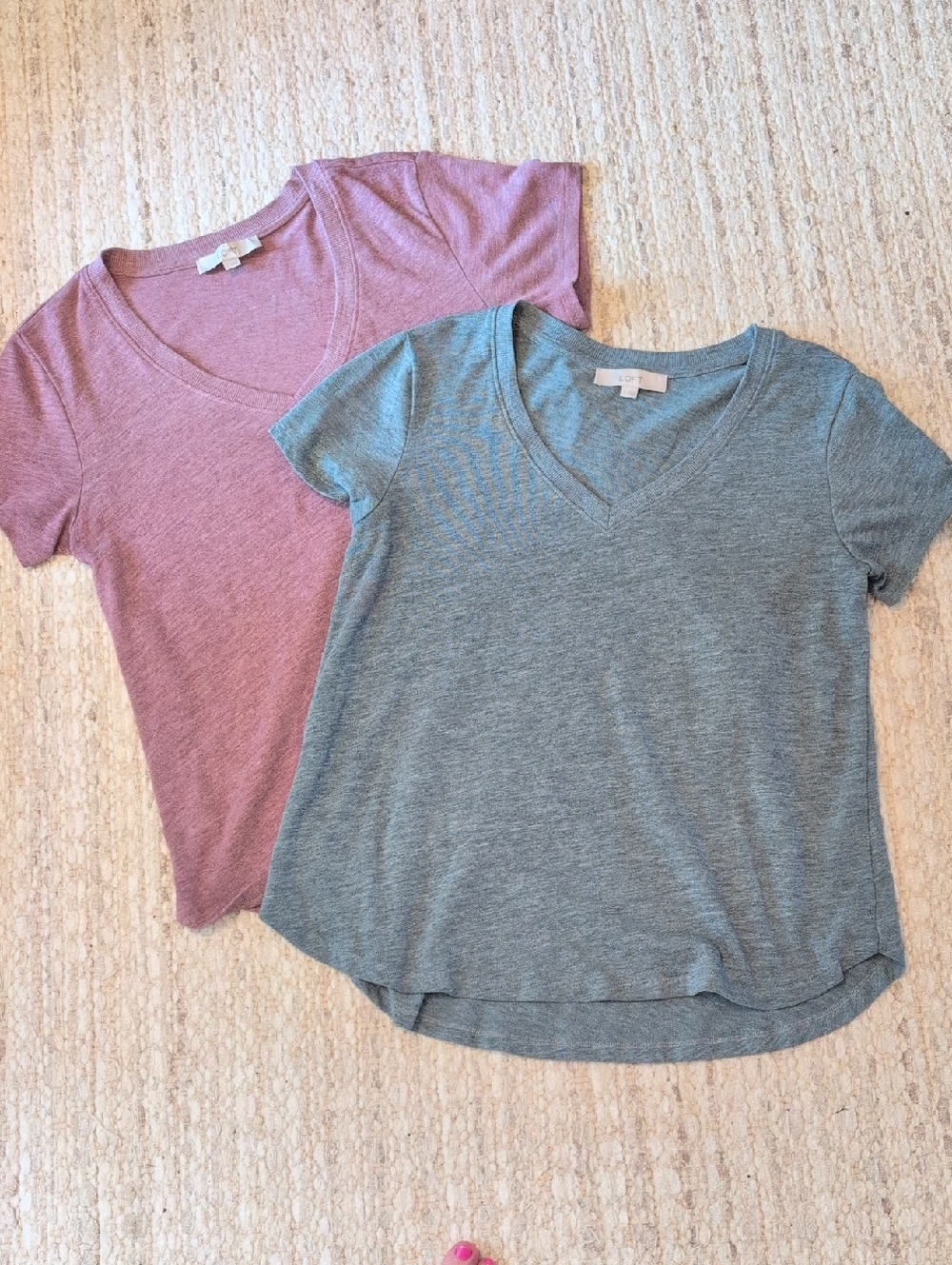 LOFT L Set of 2 V-Neck Tee Tops in Heathered Mauve and Heathered Gray